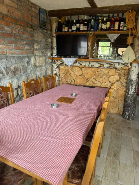 Mini bar sa dugačkim stolom